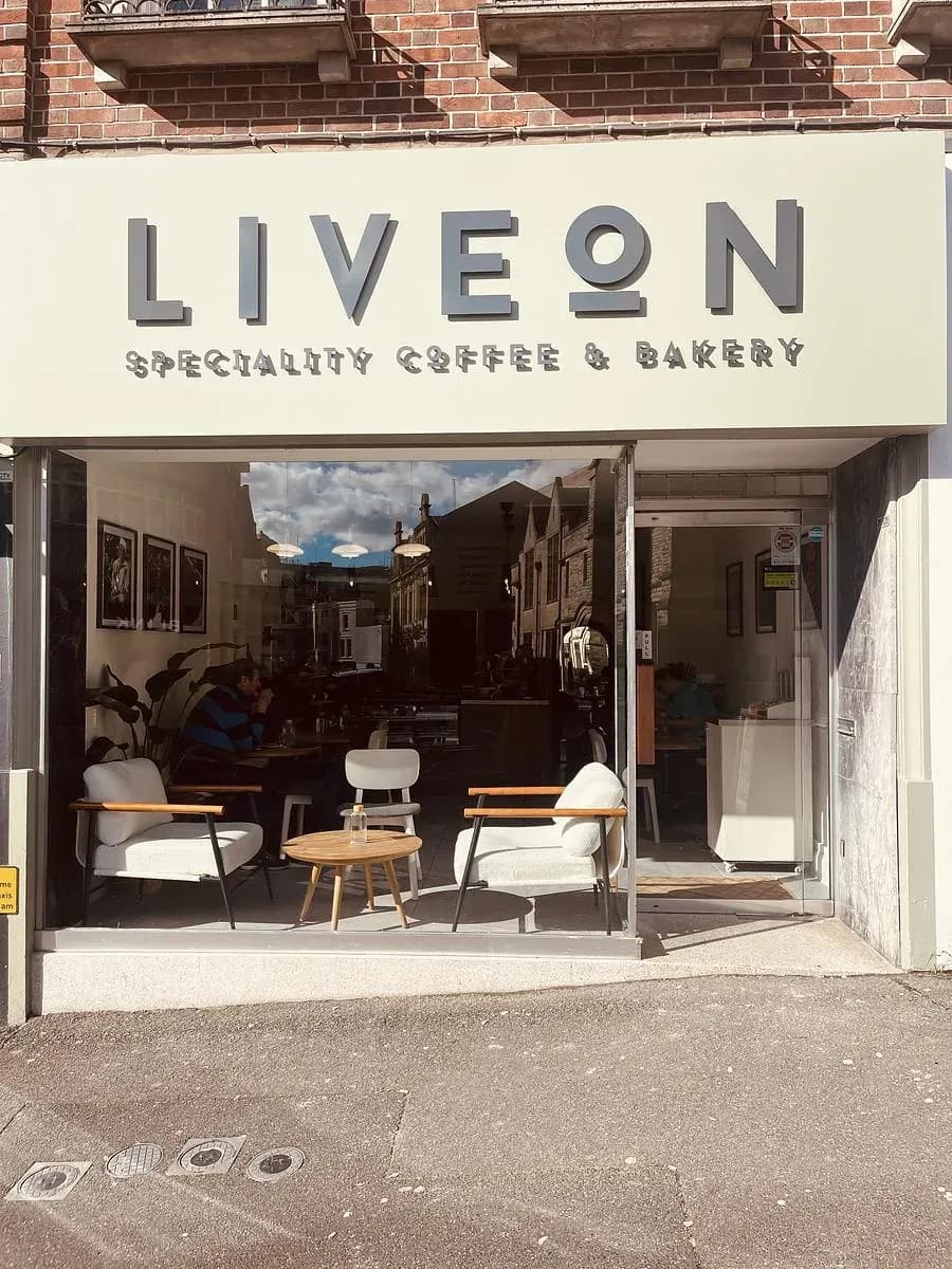 LIVE ON cafe & bakery
