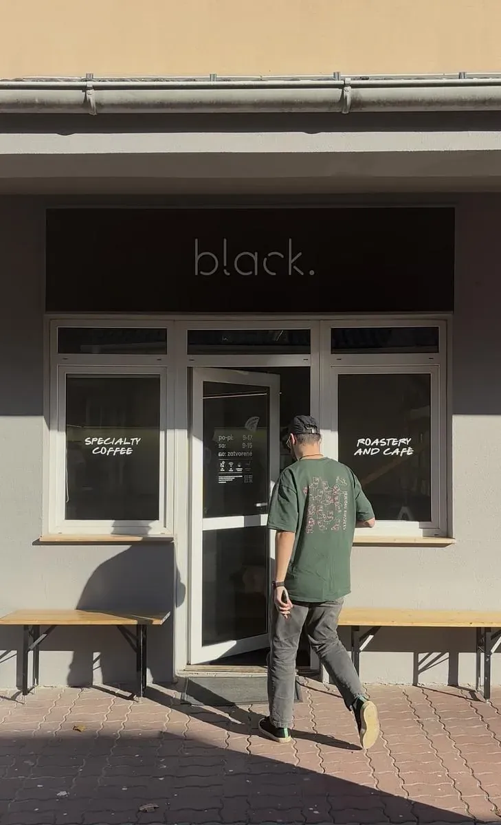 black. Trhová