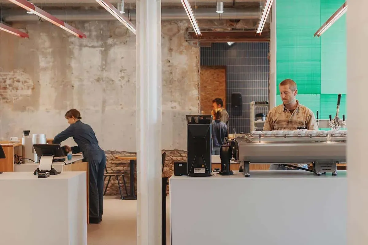 Man Met Bril Koffie Hotel