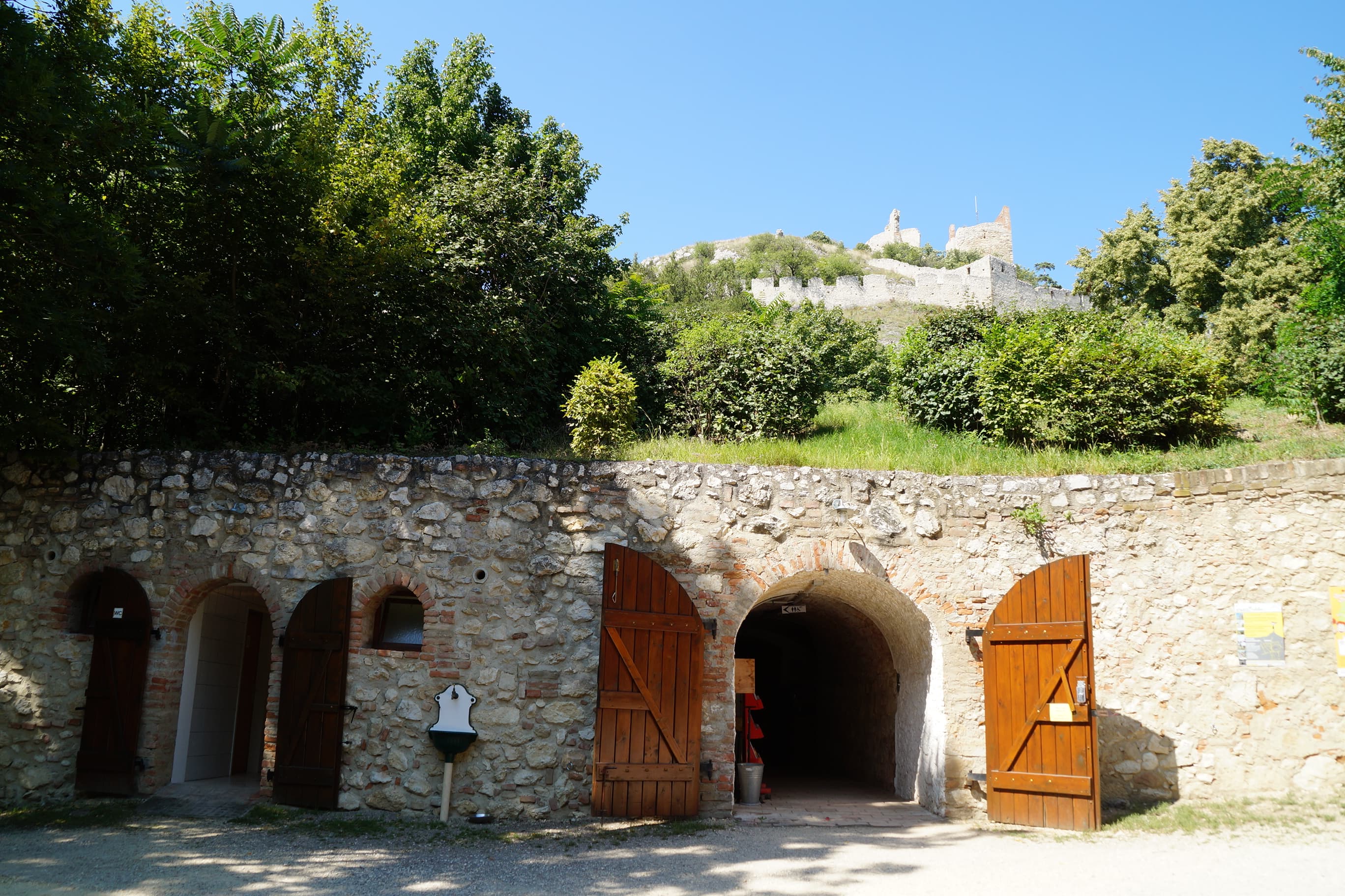 Heuriger vor dem Schlosskeller